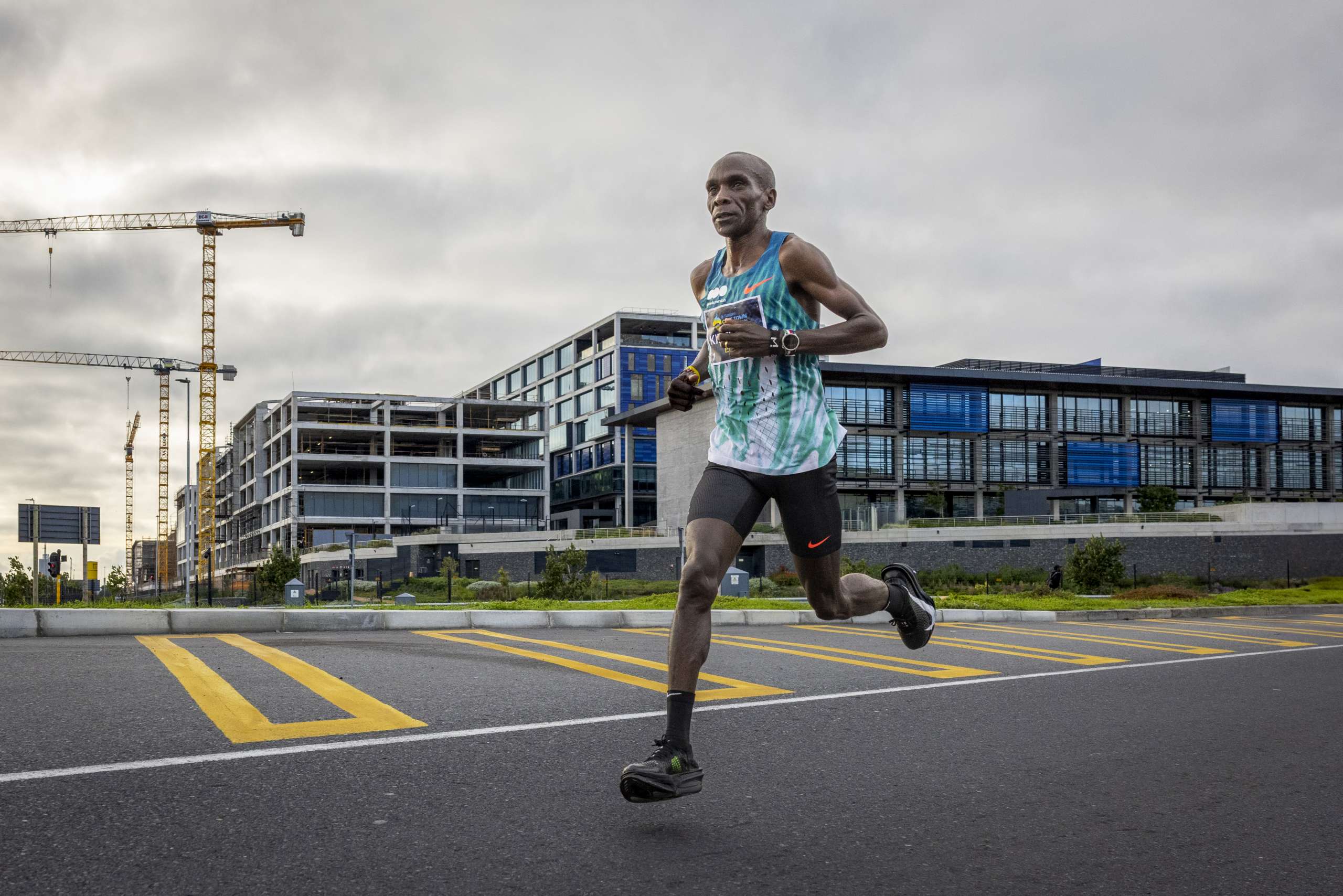 Esa surges to race record win in Cape Town